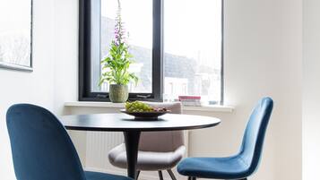 Room, 1 King Bed | In-room safe, desk, blackout drapes, free WiFi