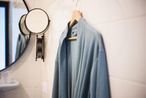 Quarto real | Banheiro | Produtos de toalete grátis, secador de cabelo, roupões de banho 