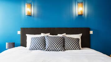 Hypo-allergenic bedding, in-room safe, desk, blackout drapes