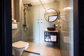 Amenidades de baño gratuitas, secadora de cabello, batas, pantuflas 