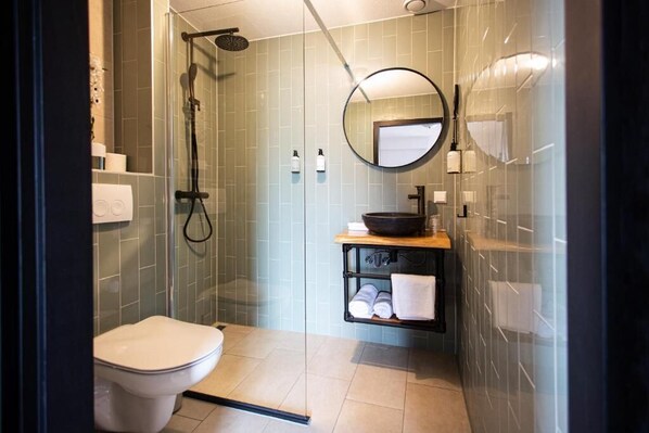 Secador de cabelo, toalhas de banho, sabonete, shampoo