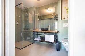 Quarto conforto, 1 cama de casal | Banheiro | Secador de cabelo, toalhas de banho, sabonete, shampoo