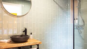 Classic Room | Bathroom | Free toiletries, hair dryer, bathrobes, slippers