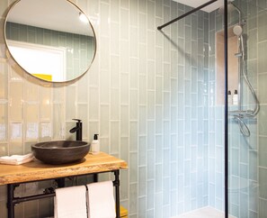 Classic Room | Bathroom | Free toiletries, hair dryer, bathrobes, slippers - Boutique Hotel Enkhuizen (Enkhuizen)