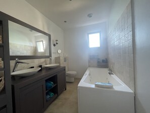 Shower, jetted bath, hair dryer, towels