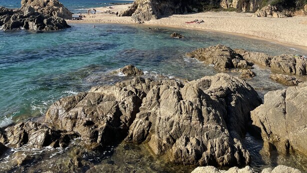 A rocky beach with clear water, sandy areas, and distant hills. - Magnificent new villa between sea and mountains, between Porticcio and Ajaccio (cauro)