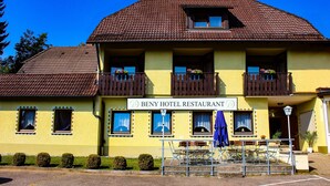 A yellow building with a brown roof, labeled "BENY HOTEL RESTAURANT". - Beny Hotel Restaurant  (Bad Bellingen)