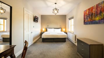 3 Schlafzimmer, Schreibtisch, Bügeleisen/Bügelbrett, Reisekinderbett