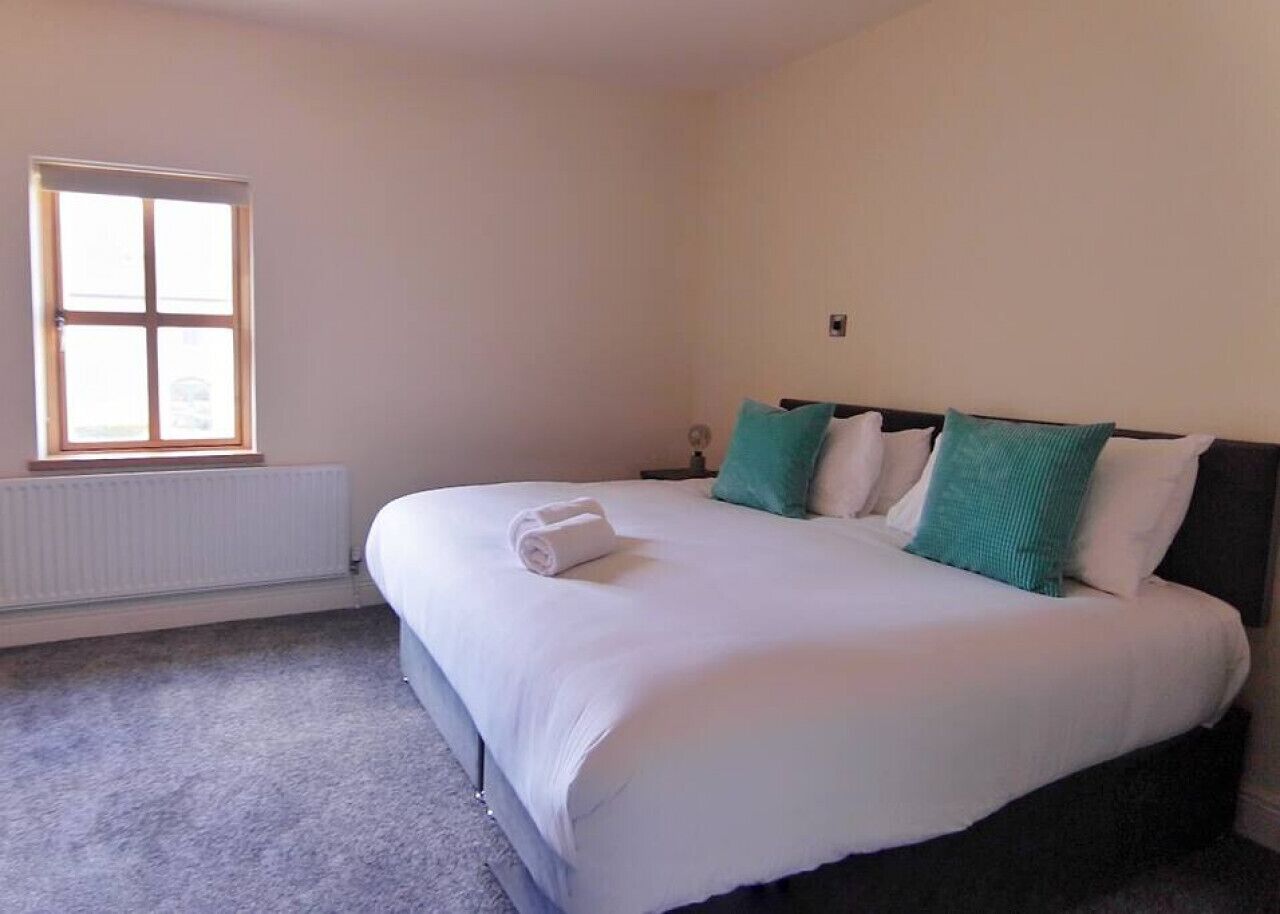 2 quartos, escrivaninha, ferros/tábuas de passar roupa, berço de viagem