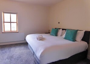 2 Schlafzimmer, Schreibtisch, Bügeleisen/Bügelbrett, Reisekinderbett