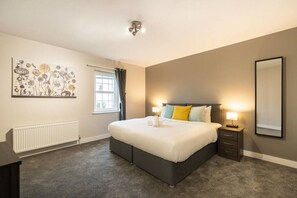 4 bedrooms, desk, iron/ironing board, travel cot