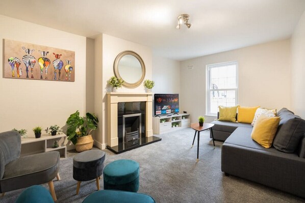 TV, fireplace