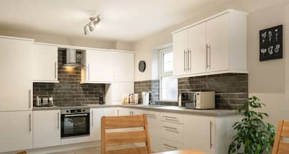 41 Devenish Manor · Escape Ordinary at Devenish Manor - 4 bed, modern