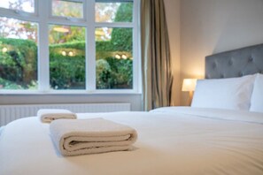 4 slaapkamers, een bureau, een strijkplank/strijkijzer, gratis wifi