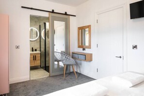 2 bedrooms, desk, iron/ironing board, travel cot