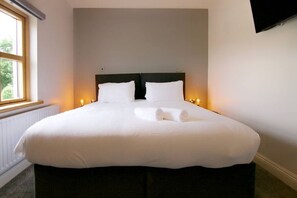 3 bedrooms, desk, iron/ironing board, travel crib