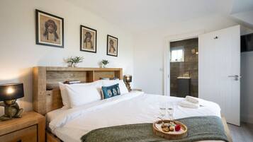 3 間睡房、書桌、熨斗/熨衫板、可攜式嬰兒床