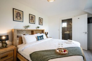 3 bedrooms, desk, iron/ironing board, travel cot