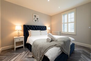 3 bedrooms, desk, iron/ironing board, travel crib