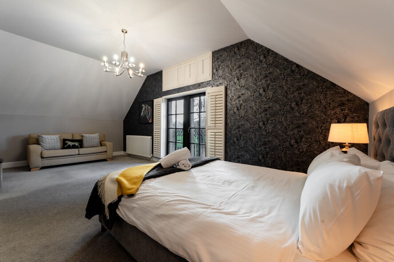 3 quartos, escrivaninha, ferros/tábuas de passar roupa, berço de viagem