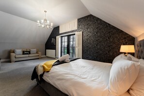 3 slaapkamers, een bureau, een strijkplank/strijkijzer, reisbedje