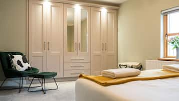 2 bedrooms, desk, iron/ironing board, travel crib