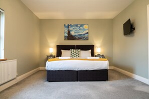 2 chambres, bureau, fer et planche à repasser, lit parapluie