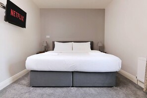 2 habitaciones, escritorio y tabla de planchar con plancha 