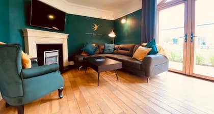 Castle Hume No.5 · Escape Ordinary at Castle Hume No.5 - 3 bedroom