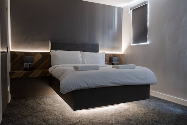 5 Schlafzimmer, Schreibtisch, WLAN