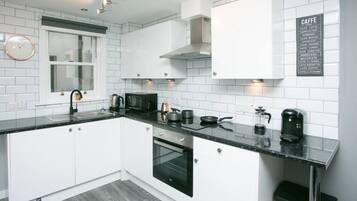 Frigorífico, microondas, horno y placa de cocina