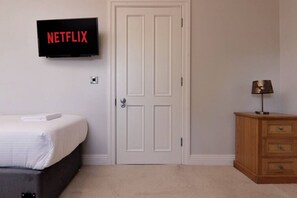 2 soverom, skrivebord, strykejern/-brett og reiseseng for barn