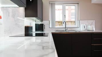 Réfrigérateur, micro-ondes, four, lave-vaisselle