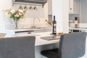 Fridge, cookware/dishes/utensils