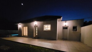 A modern house with a flat roof, a covered patio, and a small garden area. - Maison Neuve Bord de Dordogne (Lanzac)