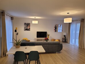 Een smart-tv en een tafeltennistafel