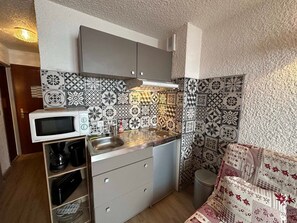 Réfrigérateur, micro-ondes, plaque de cuisson, grille-pain
