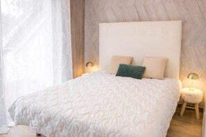 6 bedrooms, iron/ironing board, free WiFi