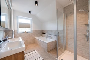 Badewanne, Haartrockner, Handtücher, Seife
