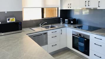 Refrigerador, microondas, horno y lavavajillas