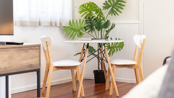 Dining - Pacific Motel 04 (Forster)