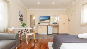 1 dormitorio, tabla de planchar con plancha, ropa de cama