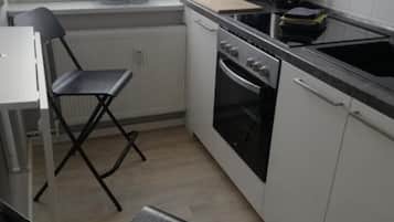 Kühlschrank, Mikrowelle, Herdplatte, Geschirrspüler