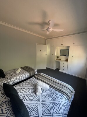 2 slaapkamers, een strijkplank/strijkijzer, reisbedje, gratis wifi
