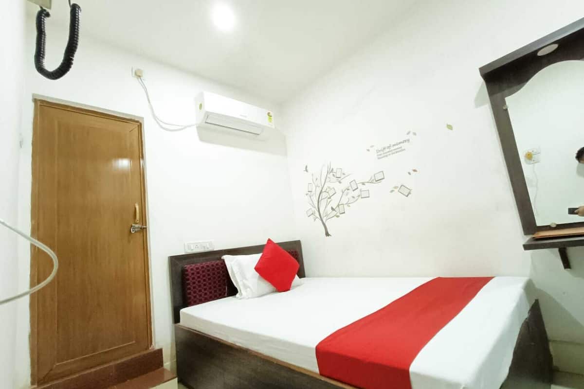 Standard Single Room (A/C) | Muebles diferentes, escritorio y espacio para trabajar con laptop