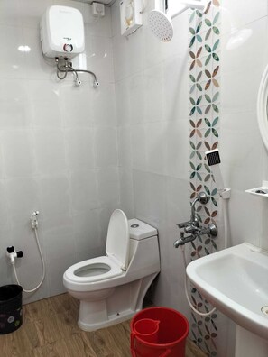 Deluxe Triple Room | Bathroom