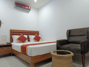 Deluxe Single Room | Individually furnished, desk, laptop workspace, free WiFi