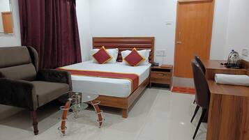 Kamar Double atau Twin Deluks | Dilengkapi dengan perabotan berbeda-beda dan meja kerja