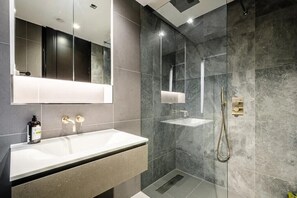 Badekar, hårføner, håndklær og såpe