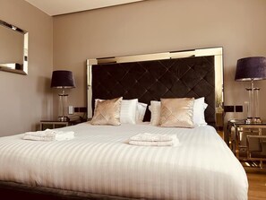 3 quartos, escrivaninha, ferros/tábuas de passar roupa, berço de viagem